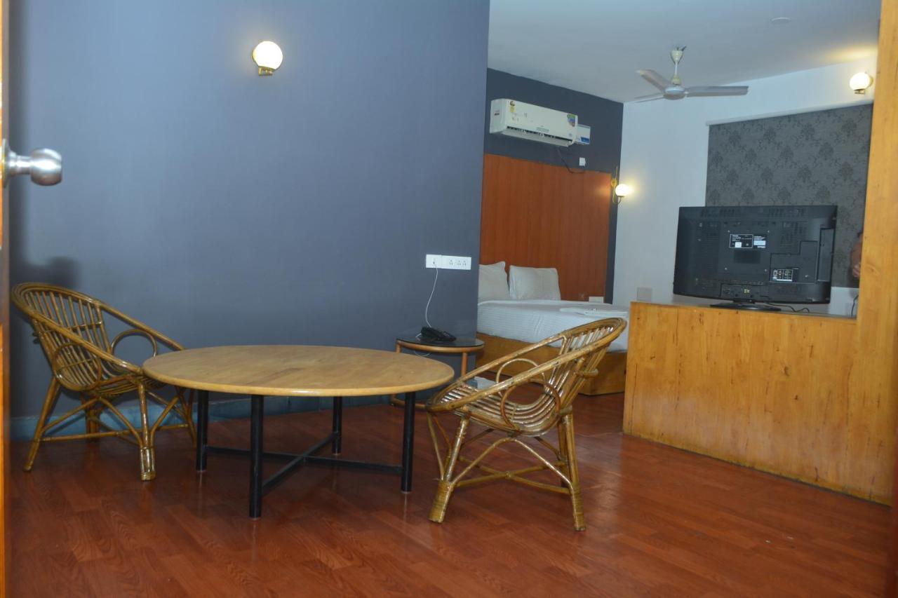 Dejavu Hotel Коимбаторе Екстериор снимка