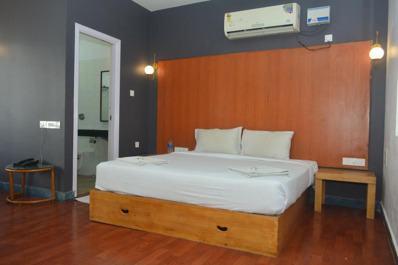 Dejavu Hotel Коимбаторе Екстериор снимка